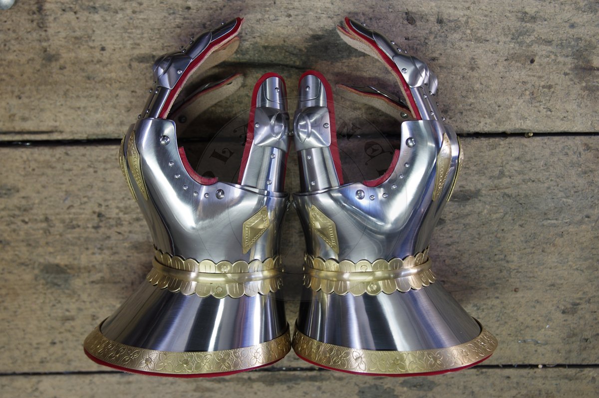 Rkawice klepsydrowe w stylu angielskim na okres bitwy pod Agincourt. Wykonane ze stali redniowglowej, hartowane i odpusczane do 42 HRC./Hourglass gauntlets in english style for battle of Agincourt period. Made of medium carbon steel, heat hardened and tempered up to 42 HRC.
